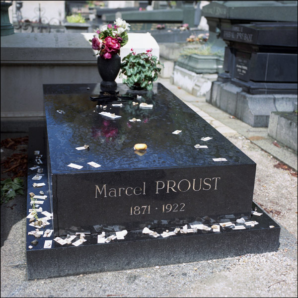Могила Марселя Пруста на парижском кладбище Пер-Лашез [Фото Александра Есаулова, 2010 г.]