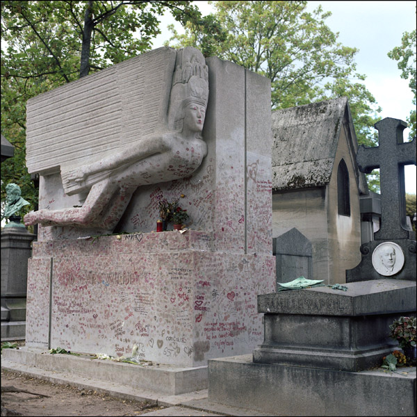 Могила Оскара Уайльда на парижском кладбище Пер-Лашез [Фото Александра Есаулова, 2010 г.]